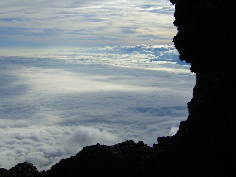 富士登山～登頂後に思い切って富士山火口周りの「お鉢巡り」も