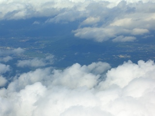 雲の切れ目から眼下に富士山の麓