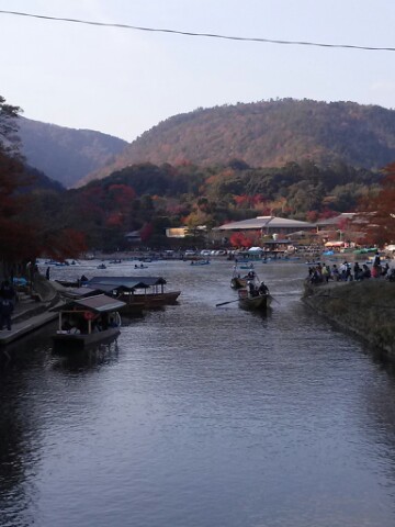 これも京都、嵯峨嵐山の一風景。　渡月橋のすぐ脇