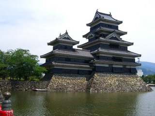 国内のお城は数有れど、「松本城」は此処だけ