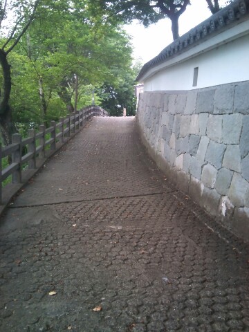 早朝に福知山城に、お城への坂道